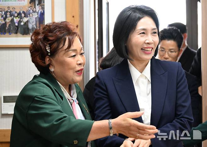 [광주=뉴시스] 김혜인 기자 = 이재명 더불어민주당 대선 후보의 부인 김혜경(오른쪽) 14일 오후 광주 남구 오월어머니집을 찾아 이명자(왼쪽) 전 오월어머니집 관장과 인사하고 있다. 2025.05.14.hyein0342@newsis.com