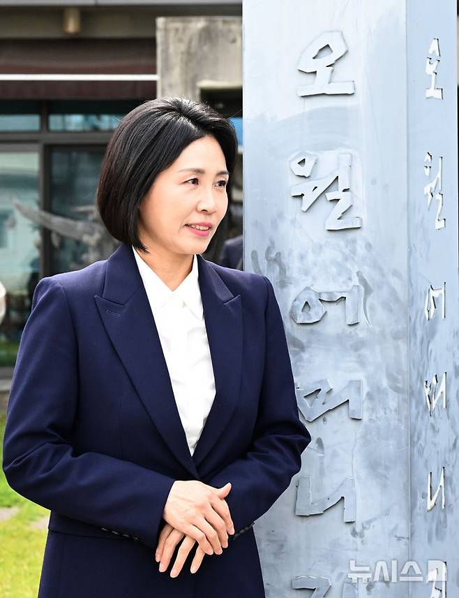 [광주=뉴시스] 김혜인 기자 = 이재명 더불어민주당 대선 후보의 부인 김혜경 여사가 14일 오후 광주 남구 오월어머니집에서 5·18희생자 가족을 만나 비공개 면담을 마치고  나오고 있다. 2025.05.14.hyein0342@newsis.com
