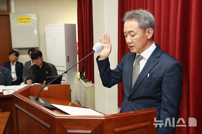[청주=뉴시스] 신규식 충북 테크노파크 원장 후보자가 23일 충북도의회에서 열린 인사청문특위원회에 앞서 선서를 하고 있다.(사진=충북도의회 제공) 2025.04.23. photo@newsis.com  *재판매 및 DB 금지