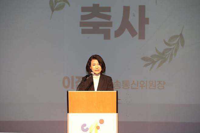 [서울=뉴시스] 이진숙 방송통신위원장이 14일 서울시청자미디어센터에서 열린 '시청자미디어재단 창립 10주년 기념식'에서 축사하고 있다. (사진=방송통신위원회 제공) 2025.05.14. photo@newsis.com *재판매 및 DB 금지