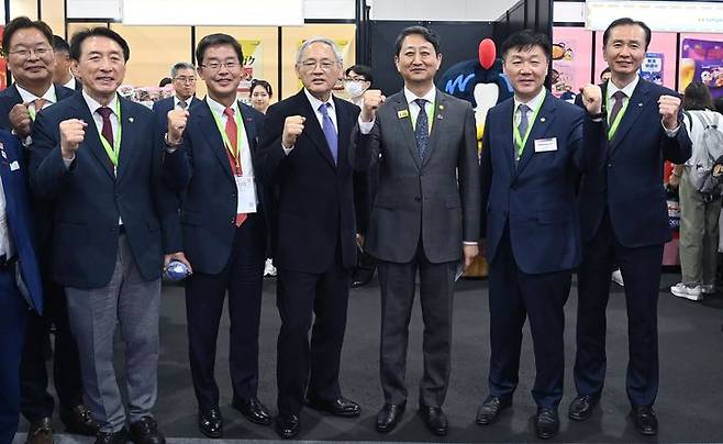 [세종=뉴시스] 농림축산식품부는 지난 13일 일본 오사카에서 열린 '2025 오사카 엑스포' 행사장(WASSE)에서 'K-푸드 소비자 체험·홍보행사'를 열었다. 사진은 이날 안덕근 산업통상자원부 장관과 박범수 농식품부 차관을 비롯한 우리 정부 관계자들이 행사장에서 주먹을 들고 사진을 찍고 있는 모습. (사진=농식품부 제공) 2025.05.14. photo@newsis.com *재판매 및 DB 금지
