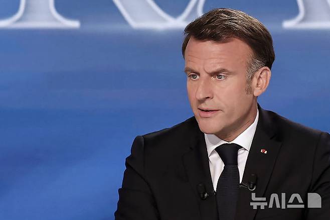 [AP/뉴시스] 에마뉘엘 마크롱 대통령이 13일 채널 TFI의 특별 프로그램에 참여해 말하고 있다