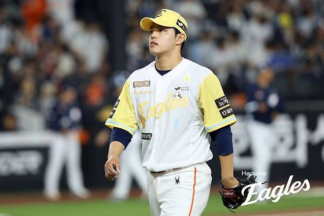 [서울=뉴시스] 프로야구 한화 이글스 문동주가 14일 대전 한화생명볼파크에서 열린 2025 신한 쏠뱅크 KBO리그 두산 베어스와의 경기에 선발 등판, 이닝을 마친 뒤 마운드를 내려가고 있다. (사진=한화 이글스 제공) 2025.05.14. *재판매 및 DB 금지