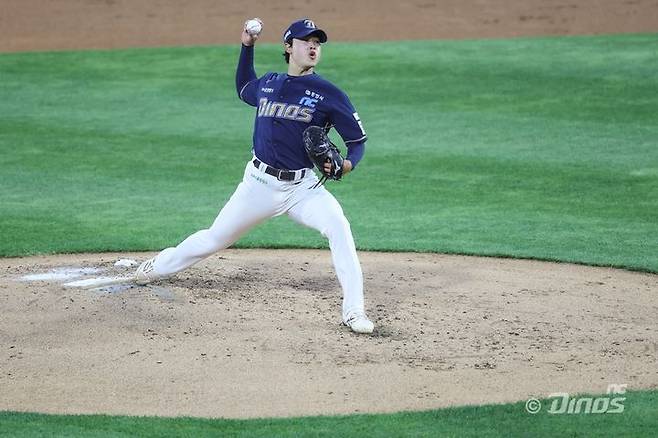 [서울=뉴시스] 프로야구 NC 다이노스 목지훈이 7일 수원KT위즈파크에서 열린 2025 신한 쏠뱅크 KT 위즈와의 경기에 선발 등판해 공을 던지고 있다. (사진=NC 다이노스 제공) 2025.05.07. *재판매 및 DB 금지