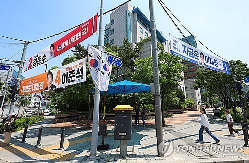 서울 성북구 성북경찰서 인근에 걸린 더불어민주당 이재명 후보, 국민의힘 김문수 후보, 개혁신당 이준석 후보의 현수막 연합뉴스 제공