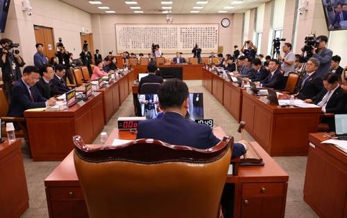 법사위, 공직선거법 일부개정법률안 통과 법사위, 공직선거법 일부개정법률안 통과     (서울=연합뉴스) 김주형 기자 = 14일 서울 여의도 국회에서 열린 법원조직법·공직선거법·헌법재판소 등을 심사하는 법제사법위원회 전체회의에서 공직선거법 일부개정법률안이 민주당과 조국혁신당의 주도로 통과되고 있다. 2025.5.14     kjhpress@yna.co.kr (끝)   <저작권자(c) 연합뉴스, 무단 전재-재배포, AI 학습 및 활용 금지>