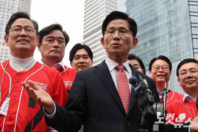 김문수 국민의힘 대선 후보가 13일 부산 남구 부산국제금융센터를 찾아 산업은행 이전 관련 발언을 하고 있다. 부산=황진환 기자