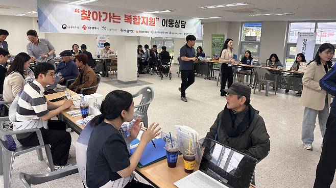 광주광역시는 기관 방문이 어려운 시민들이 현장에서 쉽게 금융과 복지 등 복합지원 서비스를 이용할 수 있도록 '찾아가는 복합지원' 서비스를 본격 시작했다. 광주시 제공