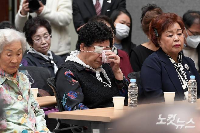 2023년 3월 31일 광주 서구 5·18기념문화센터에서 고 전두환씨 손자 전우원씨의 사죄 기자회견에서 5·18유가족이 눈물을 훔치고 있다. 광주=박종민 기자