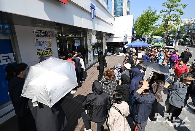 지난달 28일 오전 서울 시내 한 SKT 대리점에서 유심 교체를 하기 위한 이용자들이 줄을 서 기다리는 모습. 류영주 기자