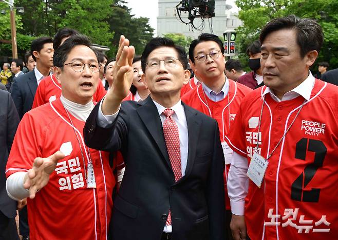 김문수 국민의힘 대선 후보가 13일 부산 남구 부산국제금융센터(BIFC)에서 산업은행 이전 관련 현장을 방문하기 위해 이동하며 박수영 의원의 설명을 듣고 있다. 부산=황진환 기자