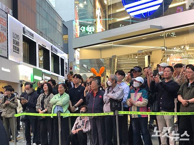 14일 이준석 개혁신당 대선 후보의 연설을 경청하고 있는 부산 시민들. 부산=이은지 기자
