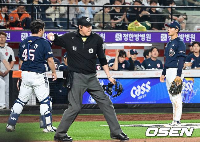 [OSEN=대전, 김성락 기자] 13일 대전 한화생명볼파크에서 ‘2025 신한 SOL Bank KBO리그’ 한화 이글스와 두산 베어스의 경기가 열렸다.이날 한화는 류현진, 두산은 최원준을 선발로 내세웠다.9회말 2사 1루 한화 최인호의 파울 때 두산 포수 김기연, 3루수 임종성이 타구를 놓친 뒤 아쉬워하고 있다. 2025.05.13 / ksl0919@osen.co.kr