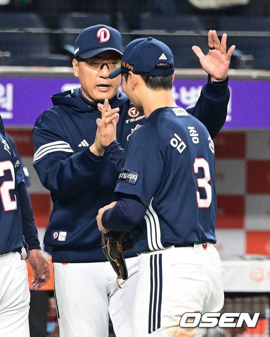 [OSEN=대전, 김성락 기자] 프로야구 한화 이글스의 연승 행진이 ’12’에서 끝났다. KBO리그 최초 홈·원정 15경기 연속 매진으로 흥갱 기록을 세운 날 12연승이 끝났다. 9회말 2사 후 상대의 파울플라이 포구 실책 이후 최인호의 극적인 동점 투런 홈런이 터졌지만 연장 11회초 결승점을 낸 두산 베어스가 가까스로 이겼다.&nbsp;두산은 13일 대전 한화생명볼파크에서 열린 2025 신한 SOL Bank KBO리그 한화와의 원정경기를 연장 11회 접전 끝에 4-3으로 승리했다. 경기 종료 후 두산 이승엽 감독, 임종성이 기쁨을 나누고 있다. 2025.05.13 / ksl0919@osen.co.kr