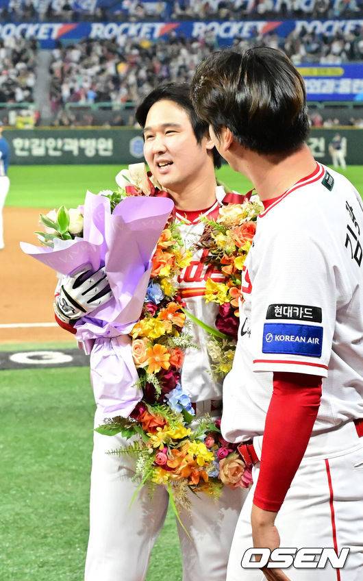[OSEN=인천, 민경훈 기자] 15일 오후 인천 SSG랜더스필드에서 ‘2025 신한 SOL Bank KBO리그’ SSG 랜더스와 NC 다이노스의 경기가 열렸다.SSG는 문승원을, NC는 라일리를 선발로 내세웠다.6회말 2사 주자 1루 SSG 최정이 좌월 동점 투런 홈런을 때리며 KBO리그 최초 500홈런에 성공한 후 주장 김광현에게 꽃다발을 받으며 포옹을 하고 있다. 2025.05.13 / rumi@osen.co.kr