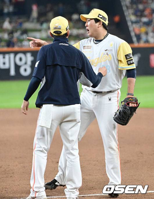 [OSEN=대전, 김성락 기자] 13일 대전 한화생명볼파크에서 ‘2025 신한 SOL Bank KBO리그’ 한화 이글스와 두산 베어스의 경기가 열렸다.이날 한화는 류현진, 두산은 최원준을 선발로 내세웠다.7회초 2사 두산 김인태의 내야안타 때 1루 베이스 커버 온 한화 투수 박상원이 진루하는 김인태의 발에 발목을 밟힌 뒤 고통을 호소하고 있다. 2025.05.13 / ksl0919@osen.co.kr