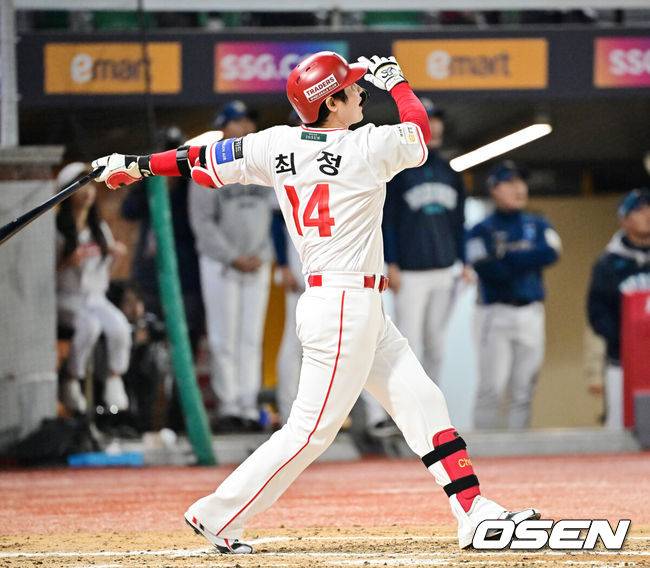 [OSEN=인천, 민경훈 기자] 15일 오후 인천 SSG랜더스필드에서 ‘2025 신한 SOL Bank KBO리그’ SSG 랜더스와 NC 다이노스의 경기가 열렸다.SSG는 문승원을, NC는 라일리를 선발로 내세웠다.6회말 2사 주자 1루 SSG 최정이 좌월 동점 투런 홈런을 때리며 KBO리그 최초 500홈런에 성공하고 있다. 2025.05.13 / rumi@osen.co.kr