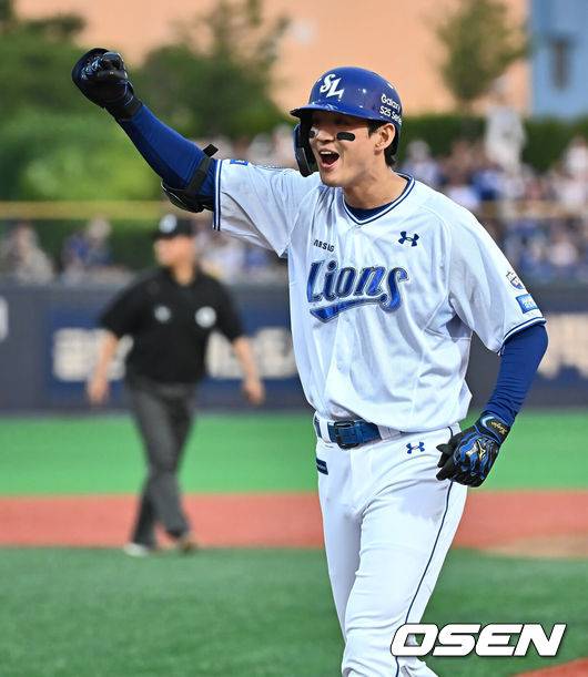 [OSEN=포항, 이석우 기자] 13일 포항야구장에서 2025 신한 SOL 뱅크 KBO 리그 삼성 라이온즈와 KT 위즈의 경기가 열렸다. 홈팀 삼성은 이승현이 선발로 출전하고, 방문팀 KT는 헤이수스가 선발로 출전했다.삼성 라이온즈 구자욱이 2회말 1사 만루 중견수 앞 2타점 안타를 치고 환호하고 있다. 2025.05.13 / foto0307@osen.co.kr