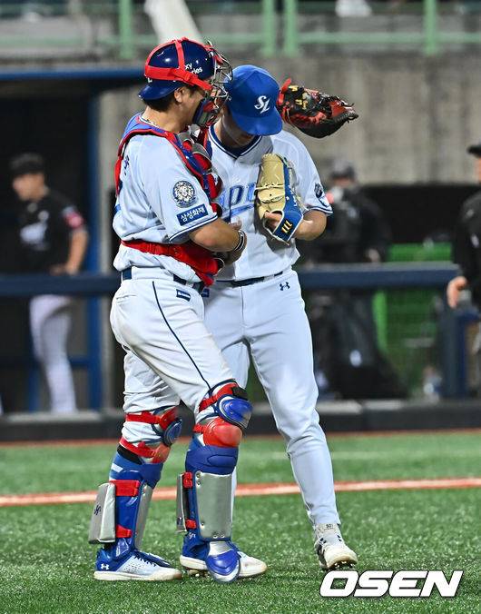[OSEN=포항, 이석우 기자] 13일 포항야구장에서 2025 신한 SOL 뱅크 KBO 리그 삼성 라이온즈와 키움 히어로즈의 경기가 열렸다. 홈팀 삼성은 이승현이 선발로 출전하고, 방문팀 KT는 헤이수스가 선발로 출전했다.삼성 라이온즈 강민호가 KT 위즈에 5-3으로 승리한 후 이호성과 포옹을 하고 있다. 2025.05.13 / foto0307@osen.co.kr
