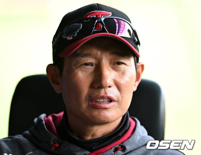 [OSEN=잠실, 이대선 기자] 14일 오후 서울 잠실야구장에서 2025 신한 SOL Bank KBO리그 LG 트윈스와 키움 히어로즈의 경기가 열렸다.LG는 송승기, 키움은 로젠버그를 선발 투수로 내세웠다.경기에 앞서 LG 염경엽 감독이 취재진과 이야기를 나누고 있다. 2025.05.14 /sunday@osen.co.kr