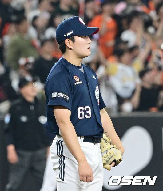 [OSEN=대전, 김성락 기자] 13일 대전 한화생명볼파크에서 ‘2025 신한 SOL Bank KBO리그’ 한화 이글스와 두산 베어스의 경기가 열렸다.이날 한화는 류현진, 두산은 최원준을 선발로 내세웠다.9회말 2사 1루 두산 김택연이 한화 최인호에게 동점 2점 홈런을 허용, 아쉬워하고있다. 2025.05.13 / ksl0919@osen.co.kr