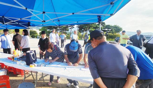 ▲남원시민들이 제2중앙경찰학교 유치를 위한 서명에 동참하는 모습. ⓒ남원시