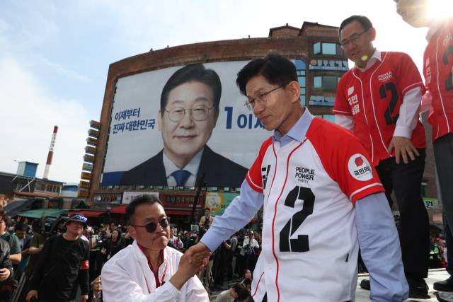 ▲국민의힘 김문수 대선 후보가 14일 경남 밀양시 밀양관아 앞에서 유세한 뒤 유세차량에서 내려오고 있다. ⓒ연합뉴스