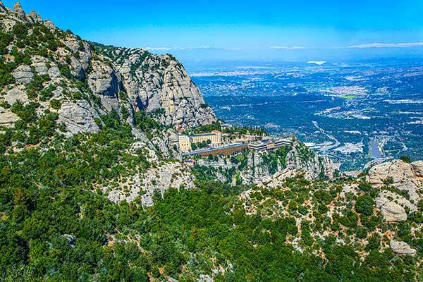걸어야 몬세라트 수도원의 진면목을 볼 수 있다. 멀리 피레네산맥의 만년설도 보인다.