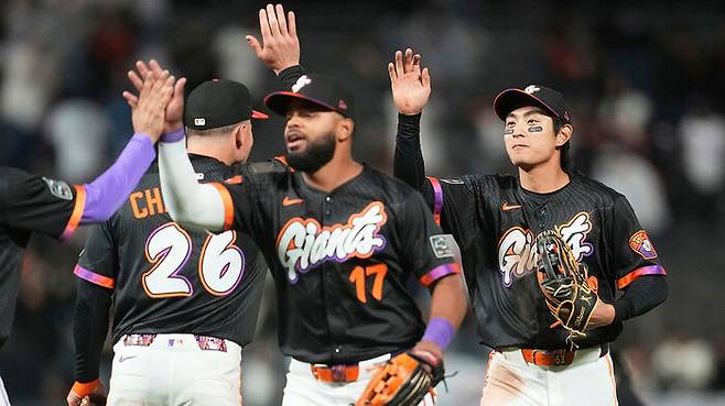 승리 후 동료들과 하이파이브 하는 이정후