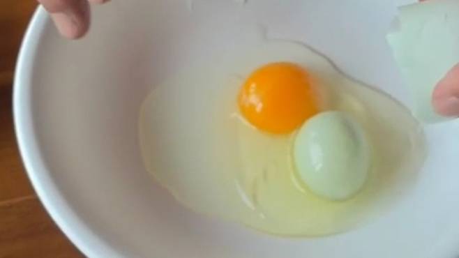 충북 괴산에서 발견된 달걀 속 달걀. 연합뉴스(조광현씨 제공 영상 캡처)