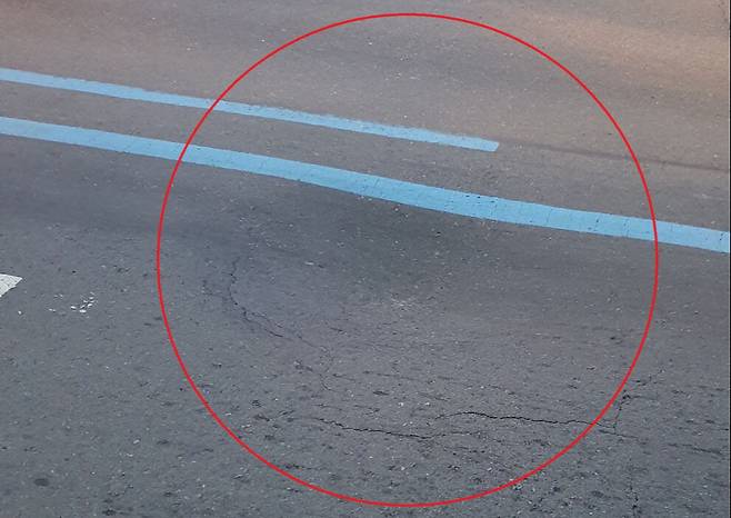 침하한 현충로역 4번 출구 앞 도로. 대구 남구 제공