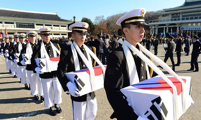 지난 2013년 12월&nbsp;서울 동작구 국립서울현충원에서 전국 77개 지역에서 발굴된 6·25 전쟁 국군 전사자 중&nbsp;신원이 확인되지 않은 666명의 유해 합동 봉안식이 열려&nbsp;의장대가 유골함을 봉송하고 있다. 세계일보 자료사진