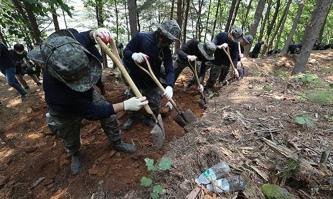 지난 2020년 6월&nbsp;육군 27사단 장병들이 강원 화천&nbsp;208고지에서 6·25 전쟁 전사자 유해 발굴 작업을 하고 있다. 6·25 전쟁 전사자 중 수습되지 못한 시신은 12만구가 넘는다. 세계일보 자료사진