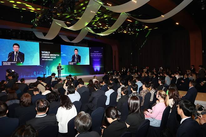 14일 포항 라한호텔에서 열린 '2025 세계녹색성장포럼(WGGF) 개막식에서 이강덕 포항시장이 개회사를 하고 있다.