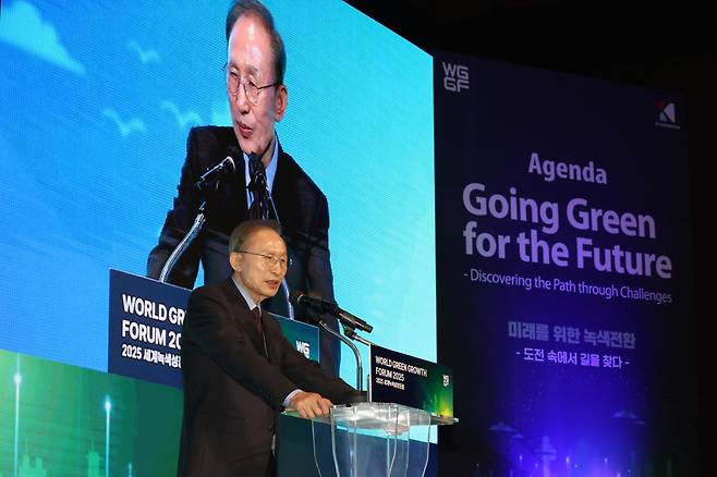 14일 포항 라한호텔에서 열린 '2025 세계녹색성장포럼(WGGF) 개막식에서 이명박 전 대통령이 축사를 하고 있다.