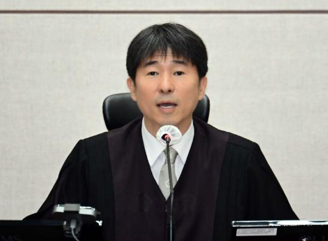 지귀연 부장판사가 지난달 21일 서울 서초구 서울중앙지법에서 열린 윤석열 전 대통령 내란 우두머리 혐의 형사재판 2차 공판에서 발언하고 있다. 연합뉴스