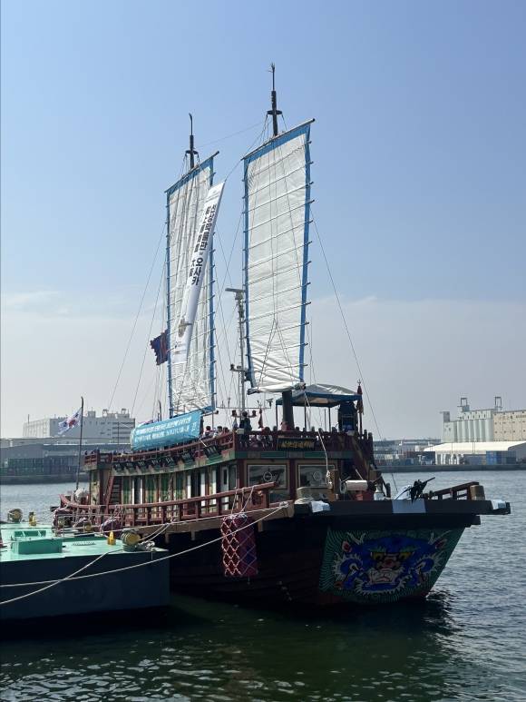 조선통신사선을 그대로 재현한 선박이 13일 일본 오사카항 아시아태평양무역센터(ATC) 부두에 정박해 있다. 조선통신사선이 오사카에 닻을 내린 건 조선 영조 때인 1763~1764년 제11차 사행(사신 행차) 이후 약 261년 만이다.  오사카 연합뉴스