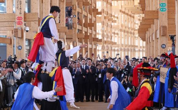 ‘오사카엑스포’ 한국관 앞에서 조선통신사 행렬 재현 행사가 펼쳐지고 있는 모습. 문화체육관광부 제공