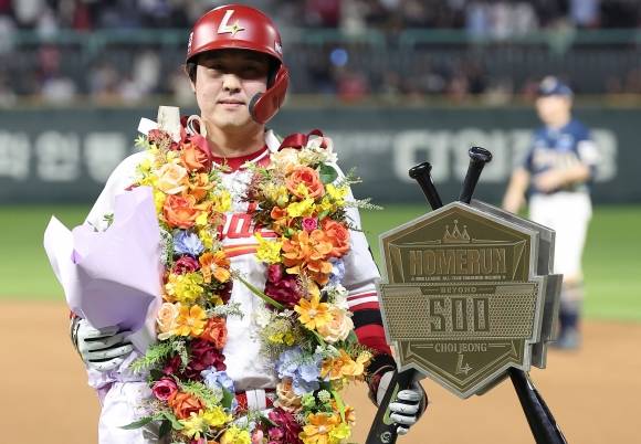 개인 통산 500홈런을 기록한 최정이 기념촬영을 하는 모습. 뉴스1