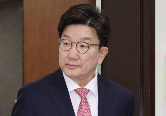 권성동 국민의힘 원내대표가 14일 국회 법제사법위원회 긴급회의에 입장하고 있다. 2025.5.14 연합뉴스