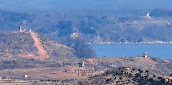 북한이 오는 20일 대한민국과 미국을 제외한 국가들에 관광 허용을 재개한 가운데, 17일 경기 김포시 애기봉평화생태공원 전망대에서 바라본 북한. 북한은 코로나19 창궐 이후 5년 만에 세계 관광객에게 국경을 개방한다. 2025.2.17 홍윤기 기자
