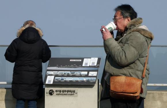 지난 1월 12일 경기 김포시 애기봉평화생태공원 조강전망대를 찾은 한 일본인 관광객이 커피를 마시고 있다. 뉴스1 자료사진