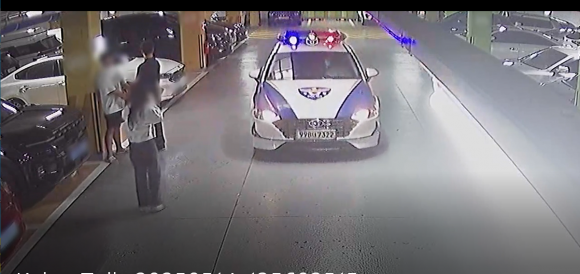 지난 5일 광주광역시 동구 한 아파트 지하주차장에서 차량털이범을 경찰이 붙잡아 연행하고 있다. (광주경찰청 제공)