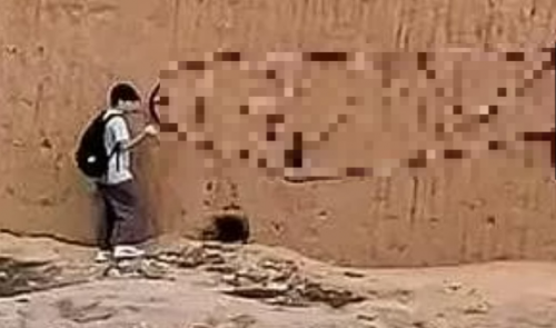 한 남성이 페루 유네스코 유적지인 ‘찬찬’에서 벽에 스프레이 페인트로 낙서하고 있다. SNS 캡처