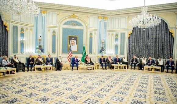 13일(현지시간) 도널드 트럼프 미국 대통령과 수행 대표단이 리야드 왕궁에서 무함마드 빈 살만 사우디 왕세자의 환대를 받고 있다. 2025.5.13 리야드 UPI 연합뉴스(사우디 외무부 제공)