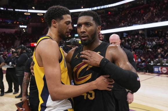 인디애나 페이서스 타이리스 할리버튼이 14일(한국시간) 미국 오하이오주 클리블랜드의 로켓 아레나에서 열린 2024~25 미국프로농구(NBA)  동부 콘퍼런스 플레이오프 2라운드 5차전 클리블랜드 캐벌리어스와의 원정 경기에서 승리한 뒤 도너번 미첼과 대화하고 있다. AP 연합뉴스