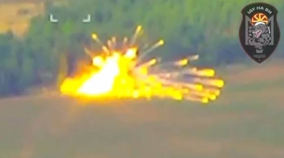 우크라이나군의 드론 공격을 받은 러시아군의 지대공 미사일 방공 시스템 Buk-M3가 폭발하고 있다. 엑스 영상 캡처