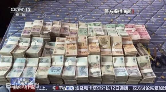 중국 장시성 푸저우시의 한 부부가 집에서 위조지폐를 찍어내 탕진하다 경찰에 적발됐다. 사진은 부부의 집에서 발견된 위조지폐 뭉치. 자료 : 중국중앙(CC)TV 보도화면 캡쳐
