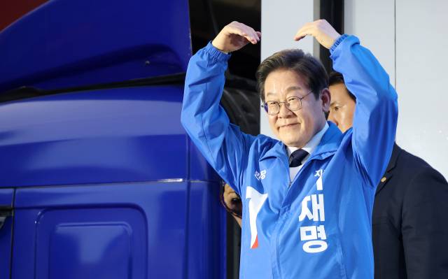 이재명 더불어민주당 대선 후보가 13일 울산 남구 롯데백화점 울산점 광장에서 유권자들에게 지지를 호소하고 있다. 울산=오승현 기자