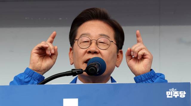 이재명 더불어민주당 대선 후보가 13일 경북 포항시 포항시청 광장에서 유권자들에게 지지를 호소하고 있다. 포항=오승현 기자